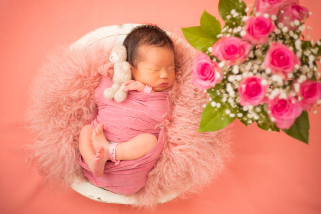 薔薇と一緒の赤ちゃんの写真